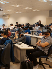 תמונה מכיתה בה יושבים הסטודנטים עם משקפיי VR