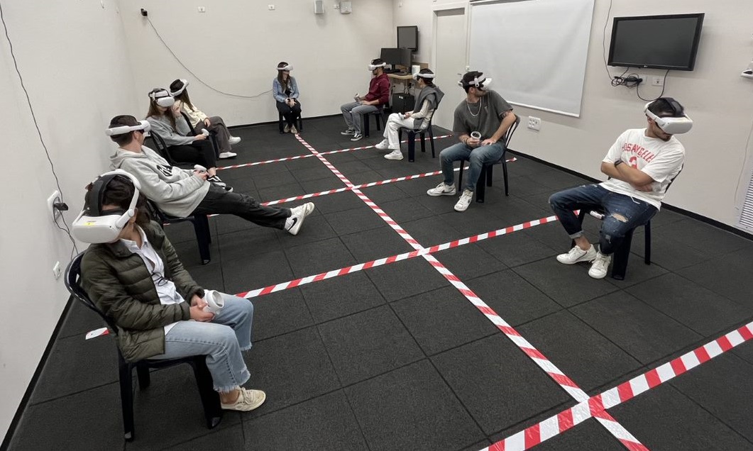 תמונה של סטודנטים מתנסים במשקפי VR